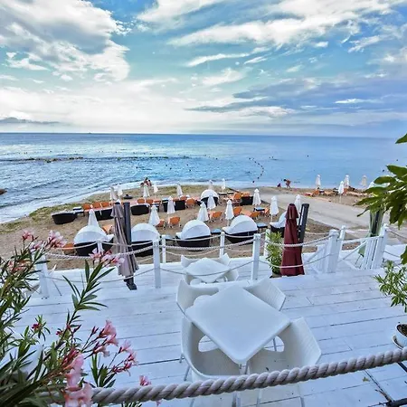 La Golden Sands