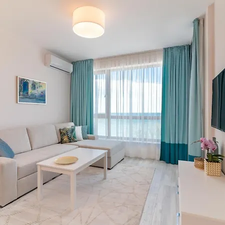 La Aparthotel 4*